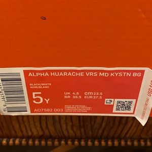 Nike Huarache Baseball Cleats. Brand New. Tried on but never worn. Size 5 youth.